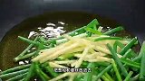 不用加一滴水，做出来的鸡肉吸满了葱油汁，真的太香太过瘾了