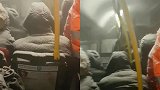 俄罗斯-26℃公交车抛锚 全车乘客冻成“雪人”