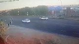 【南非】女司机等红灯遭一群歹徒围堵劫杀 尸体被丢十字路口