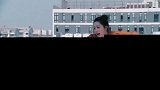 邵振嵘为救病人从天台跌落，杜晓苏抓住邵振嵘，两人都挂在天台。