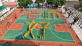 广州一小学为庆祝教师节 用篮球献礼教师