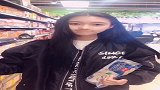 美女逛超市没想到闹出了这样的尴尬事，结果搞笑了