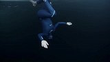 法国自由潜水大师带你深入海底，领略别样的美