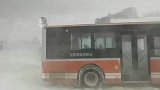 公交车在风雪中艰难前行，“流浪地球