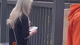 外国小姐姐取快递时跟快递小哥说中文，快递小哥回应英文