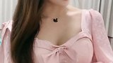 暖阳下我赢芬芳，是谁家的姑娘。