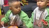 双胞胎吃草莓抢夺战，可谓是螳螂捕蝉黄雀在后
