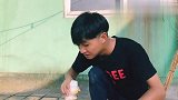 小伙在天台倒地，这时朋友赶到，结局真是泪奔