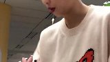 白鹿小姐姐来啦！扎起丸子头的她超漂亮，还给大家发饮料来着