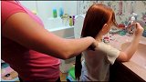 小女孩长了六年的辫子，被妈妈一下剪断以后