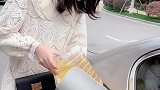 老公说车子没油了，给他一个惊喜，偷偷给他加满。