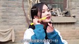 婷婷和小伙伴吃针管糖，想吃就要先往嘴里打一针，真好玩