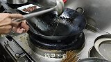 看广东大厨炒粉就是经典，这颠锅技术棒不棒你说了算