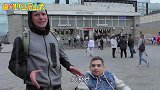 俄罗斯小伙大马路上抢残疾人钱包，路人会“见义勇为”吗