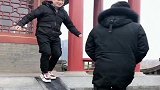 带唯一的外甥女出门，不料相差20岁的5个舅舅，竟变得那么皮！