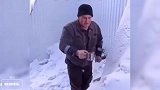 盘点下雪后的搞笑名场面，河里结冰了，本想下去跑两圈，没想到