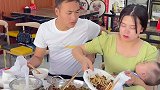 带她出来吃饭，她连辣椒都打包
