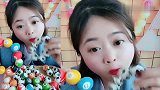 美女直播吃彩色糖果手环，看上去味道不错，是我向往的生活