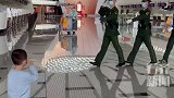 男孩向武警战士敬礼被回礼 这个回礼会影响孩子一生