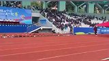 体育生高举巨大五星红旗奔跑，彩烟喷射爱国情怀瞬间点燃
