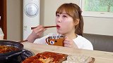 ASMR韩国妹子吃泡面、辣白菜，蛋糕，看吃相，胃口真是不错