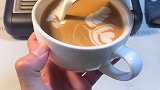 家用双锅炉咖啡机，也能制作高难度的咖啡拉花。