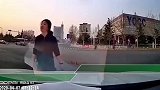 山西一女子跑步闯红灯 提速车主被迫急刹车：我全险就该撞死你