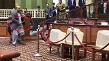 阿富汗议员大闹议会 持刀冲向政敌，警卫拦都拦不住！