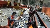 快递公司实拍画面，这样确实快，但有没有考虑我们的感受