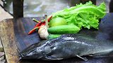 烤2斤猫鱼吃到过瘾，再配上酸辣2斤河蚌，一人不够吃