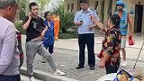你的外卖正在路上看热闹