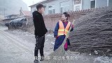 董事长帮环卫大妈打扫，不想遭到老同学嘲笑，结局尴尬了