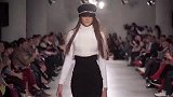 国外高级时装秀，模特身材紧致，增添成熟魅力