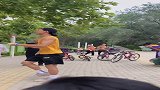 小伙踩空气，太爷惊呆了
