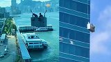 惊险！工人高空作业突刮大风 载人吊篮变“海盗船”来回猛撞大楼
