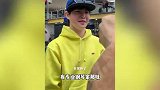 胡可带俩儿子国外旅行，14岁安吉身高已有1米8，车站弹钢琴被围观