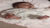 宝宝真可爱，翘起小脚丫，发出爽朗的小奶音