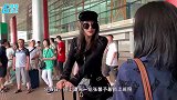 张馨予手捧咖啡穿迷彩服上班，一件衣服穿四年，被赞勤俭持家