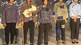 大学生期末汇演谢幕时，表演者怀中的娃娃头突然掉了，一秒破功悲剧变喜剧。
