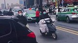 女子大马路上肆意“跳舞”，这是在公然碰瓷吗？
