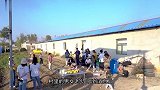 驴肉这样吃才叫爽，全村人围着吃烤全驴，这味道真让人着迷