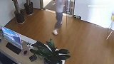 监控下的女生出糗爆笑场面