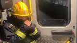 消防员出警归队在车上冻得发抖