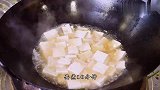 吃一碗辣子烹豆腐，辣子色艳，豆腐软和，热得烫心，越吃越过瘾！