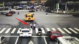 四川一女子强闯马路反扇交警耳光 警方：连打三位民警，已刑拘