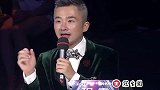 母亲登台献唱《雁南飞》，儿子一直在台下帮忙指挥，为她加油