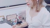 小姐姐你是在签字吗？这架势感觉要吃人啊