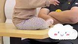 爸爸带娃日常，满脸宠溺的看着女儿