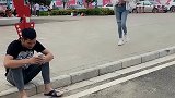 美女提鞋让小伙帮忙，美女的身材真的哇塞，小伙看的目不转睛！