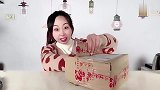 妹子开箱“未知快递”，打开里面有两颗球，而且很有弹性！